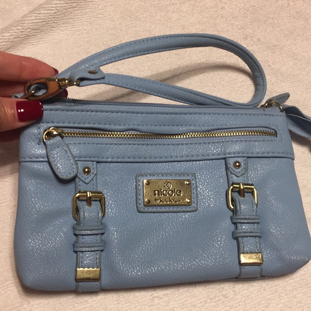 Wristlet  holds 8 credit cards
